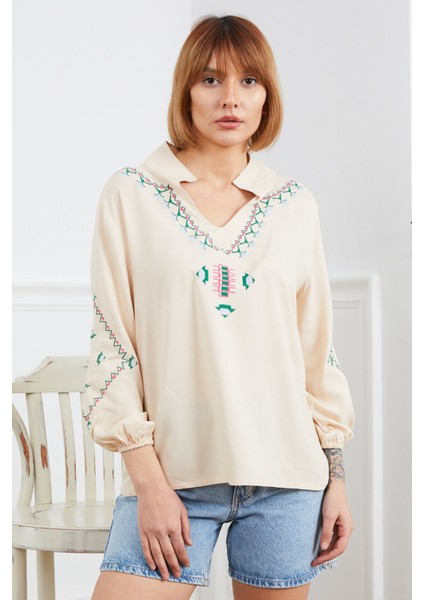 Etnik Nakışlı V Yaka Bluz fırsatları