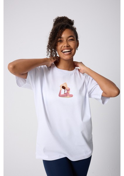 Yoga Pozu Baskılı Oversize Pamuklu Beyaz Kadın T-Shirt