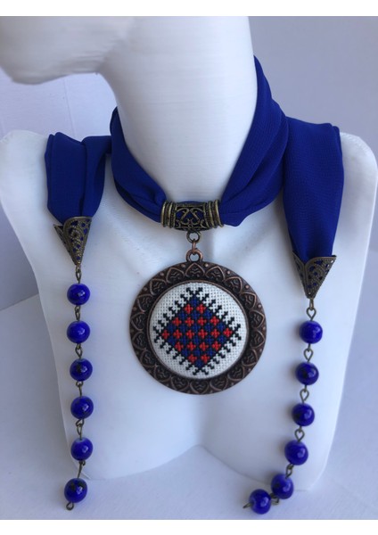 Kanaviçe Işlemeli Fular Kolye