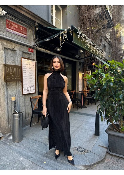Halter Yaka Sırt Dekolteli Pliseli Uzun Elbise Siyah fiyatları