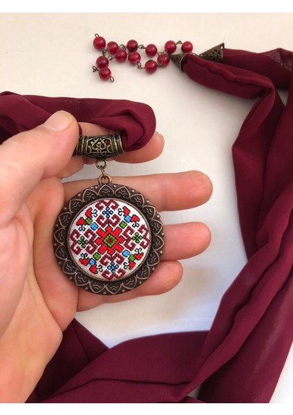 Kanaviçe Işlemeli Fular Kolye modelleri