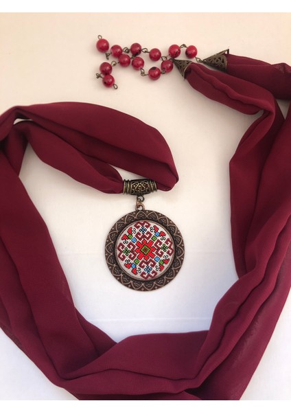 Kanaviçe Işlemeli Fular Kolye fırsatları