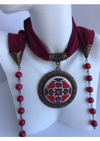 Kanaviçe Işlemeli Fular Kolye fiyatları