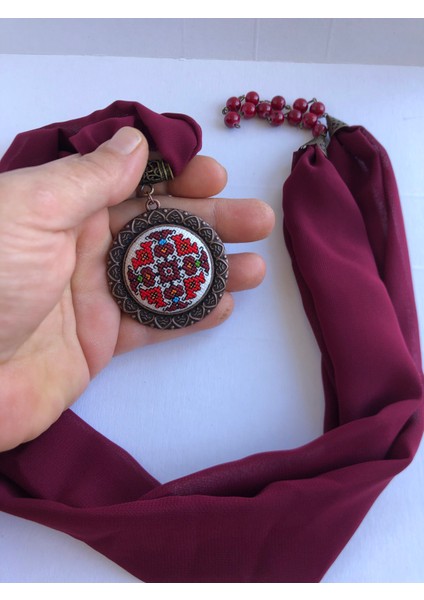Kanaviçe Işlemeli Fular Kolye modelleri