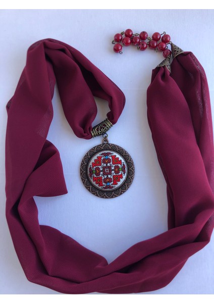Kanaviçe Işlemeli Fular Kolye fırsatları