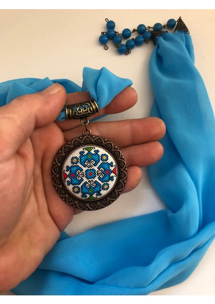 Kanaviçe Işlemeli Fular Kolye