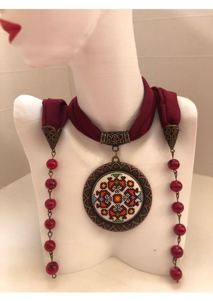 Kanaviçe Işlemeli Fular Kolye fiyatları