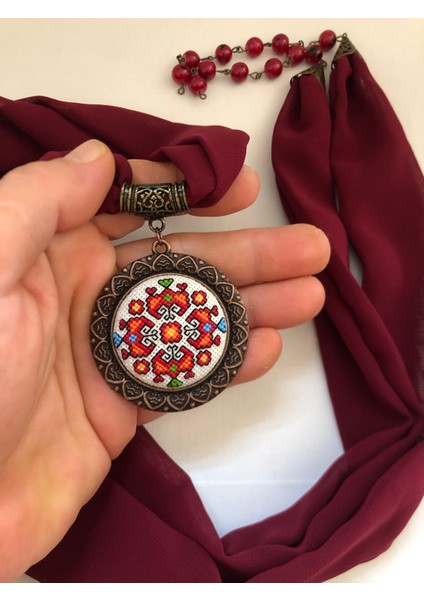 Kanaviçe Işlemeli Fular Kolye
