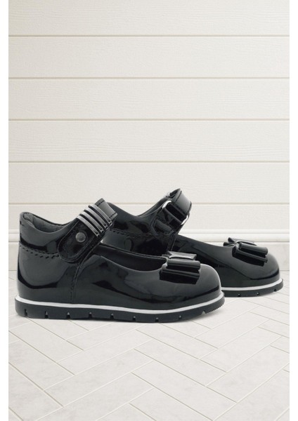 Siyah Rugan Metal Detaylı Fiyonklu Kız Bebek Babet Ayakkabı