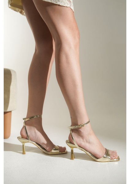 Kadın Altın Renk Şık Topuklu Baretli Ayakkabı modelleri