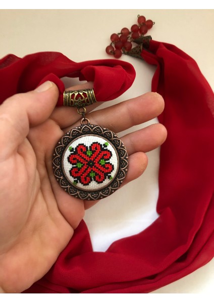 Kanaviçe Işlemeli Fular Kolye