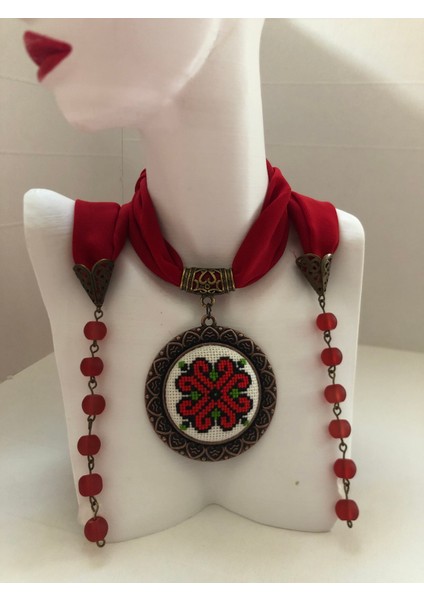 Kanaviçe Işlemeli Fular Kolye