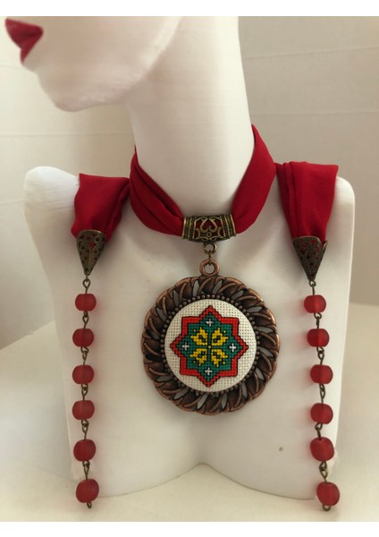 Kanaviçe Işlemeli Fular Kolye