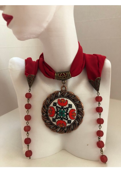 Kanaviçe Işlemeli Fular Kolye