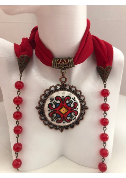 Kanaviçe Işlemeli Fular Kolye