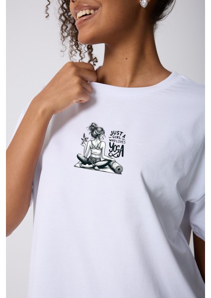 Just A Girl Yoga Tasarım Baskılı Oversize Pamuklu Beyaz Kadın T-Shirt fırsatları