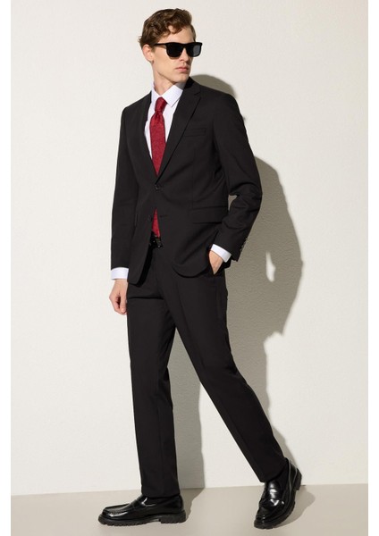 Erkek Regular Fit Esnek Likralı Kumaş Mono Yaka Kapaklı Cepli Takım Elbise