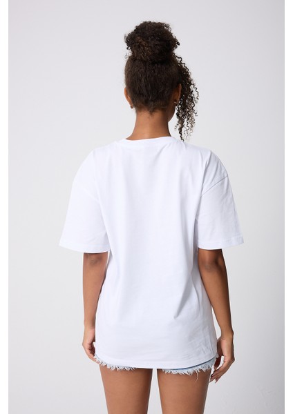 Kürek Çeken Kadın Baskılı Oversize Pamuklu Beyaz Unisex T-Shirt fiyatları