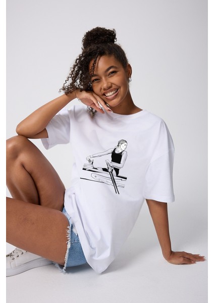 Kürek Çeken Kadın Baskılı Oversize Pamuklu Beyaz Unisex T-Shirt fırsatları