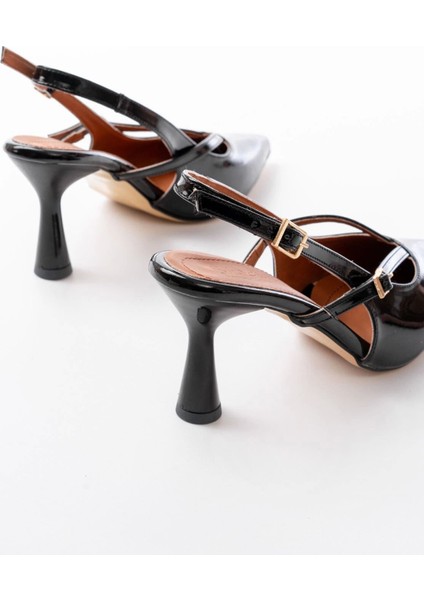 4962 Siyah Rugan Sivri Burun Tokalı Yuvarlak Topuk Kadın Sandalet modelleri