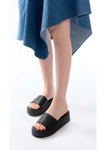 861-1033 Siyah Dolgu Topuklu Kadın Terlik