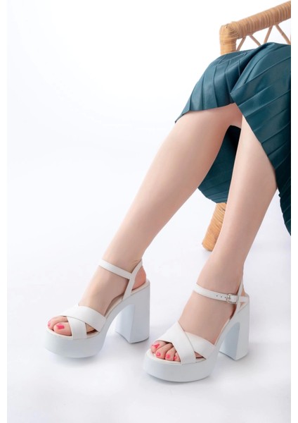 P-105 Beyaz Çapraz Kalın Topuklu Kadın Sandalet fiyatları