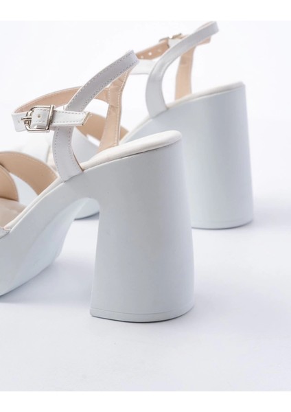 P-105 Beyaz Çapraz Kalın Topuklu Kadın Sandalet fırsatları