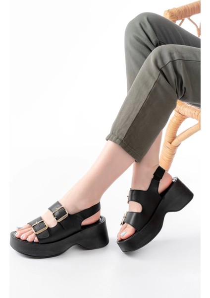 24414-572 Siyah Tokalı Günlük Dolgu Topuk Kadın Sandalet