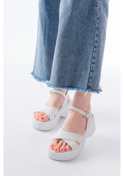 24414-1005 Beyaz Günlük Çapraz Dolgu Topuk Kadın Sandalet
