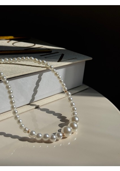 Büyük Boy Inci Detaylı Zarif Kadın Kolye – Altın Ara Parçalı