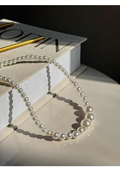 Büyük Boy Inci Detaylı Zarif Kadın Kolye – Altın Ara Parçalı