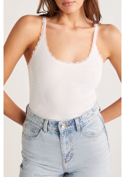 - Kadın Beyaz Normal Kalıp Dantel Detalı Ince Askılı Oyuk Yaka Atlet