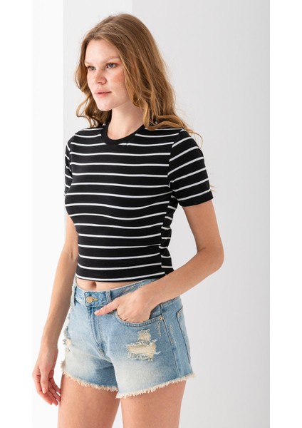Kadın Bisiklet Yaka Çizgili Pamuklu Crop T-Shirt Siyah Beyaz - 25512 fırsatları
