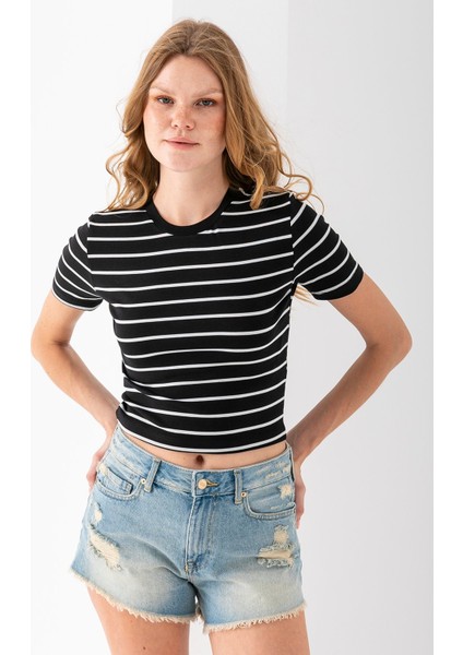 Kadın Bisiklet Yaka Çizgili Pamuklu Crop T-Shirt Siyah Beyaz - 25512 indirimleri