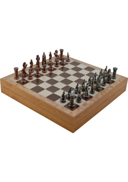 Orta Boy Metal Ingiliz Satranç Takımı Antik ve Rustik Desenli Sandıklı Mdf Tahtası (36X36X6 Cm.)