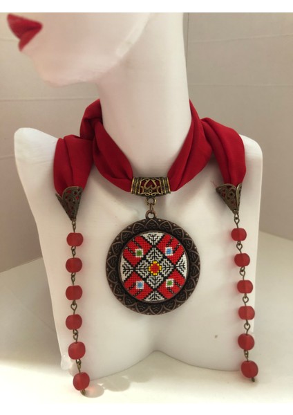 Kanaviçe Işlemeli Fular Kolye