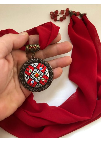 Kanaviçe Işlemeli Fular Kolye