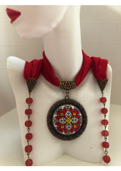 Kanaviçe Işlemeli Fular Kolye