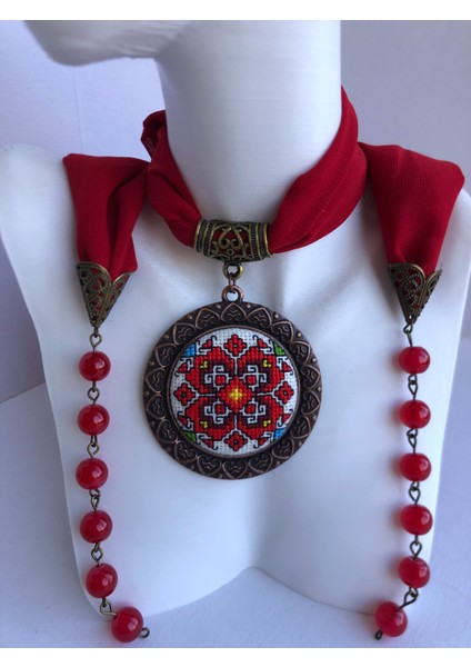 Kanaviçe Işlemeli Fular Kolye