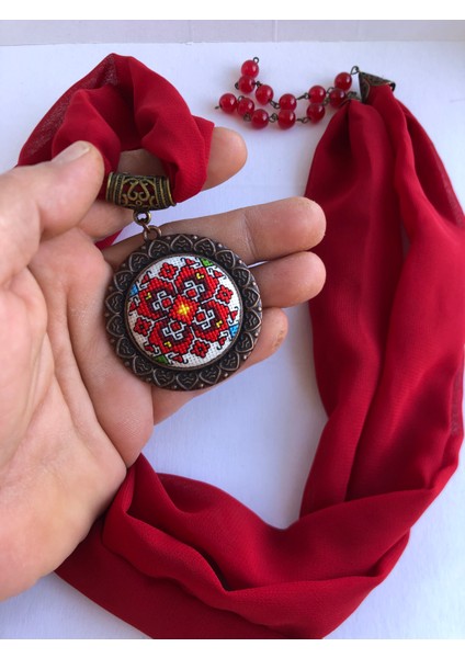 Kanaviçe Işlemeli Fular Kolye