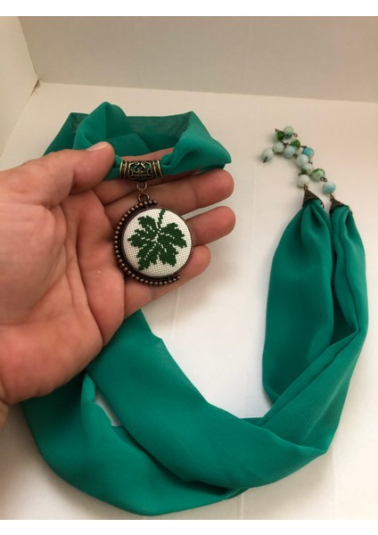 Kanaviçe Işlemeli Fular Kolye
