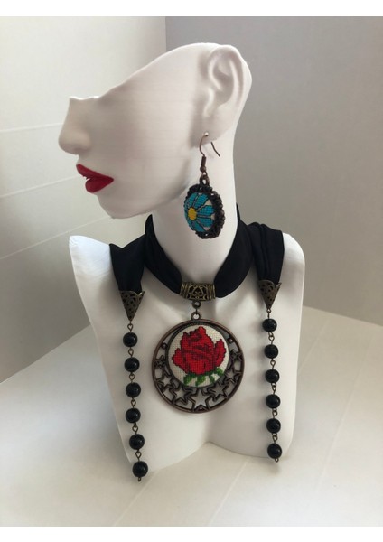 Kanaviçe Işlemeli Fular Kolye