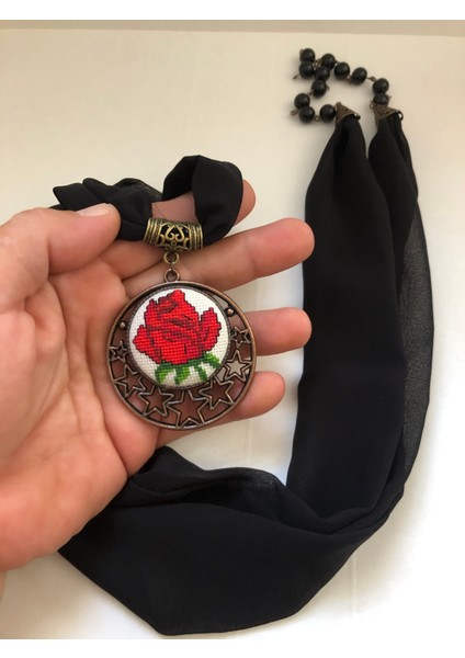 Kanaviçe Işlemeli Fular Kolye modelleri