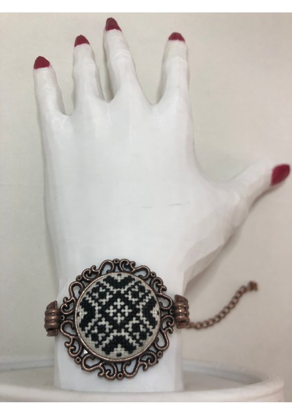 Kanaviçe Işlemeli Bileklik