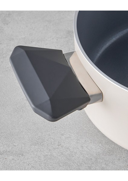 20 cm Krem Tencere, Dayanıklı ve Şık, Mutfakta Pratik Kullanım modelleri