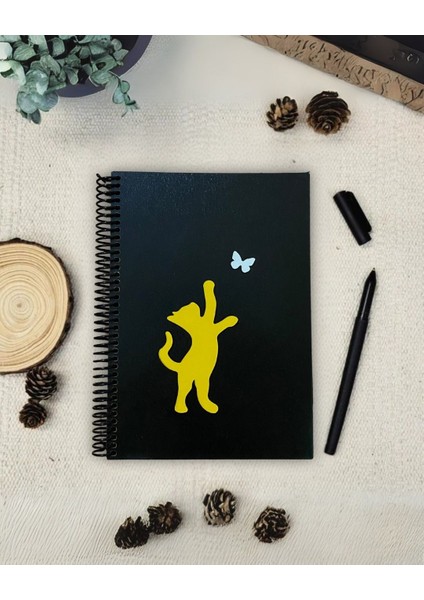 Ahşap Kapaklı Siyah Yapraklı Kedi Figürlü Defter – Anı, Günlük, Albüm & Şiir Defteri 35 Yaprak Siyah Sayfalı Defter