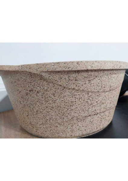Bej 28 cm Döküm Tencere, Dayanıklı ve Şık Tasarım