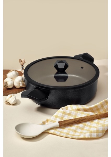 26 cm Siyah Basık Tava, Dayanıklı ve Şık Mutfak Gereci