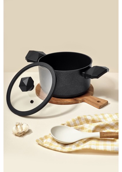 Derin 24 cm Siyah Tencere, Dayanıklı ve Şık Mutfak Gereci