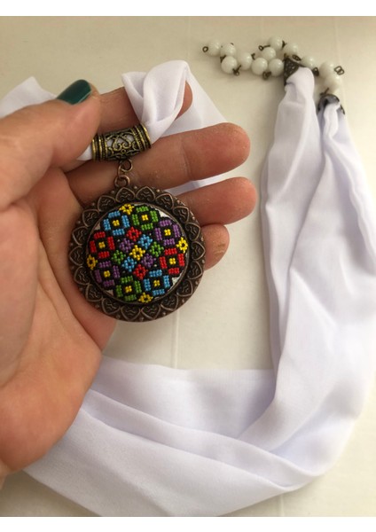 Kanaviçe Işlemeli Fular Kolye fırsatları